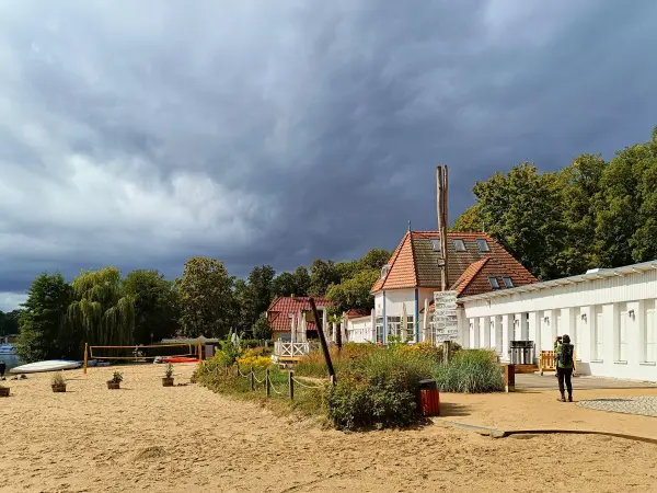 202508230-32 - Regenwolken über dem Strandbad in Bad Saarow, Seenland Oder-Spree, Brandenburg, Deutschland