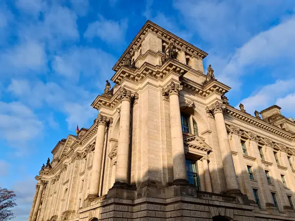 202511220-03 - Reichstagsgebäude in Mitte, Berlin, Deutschland