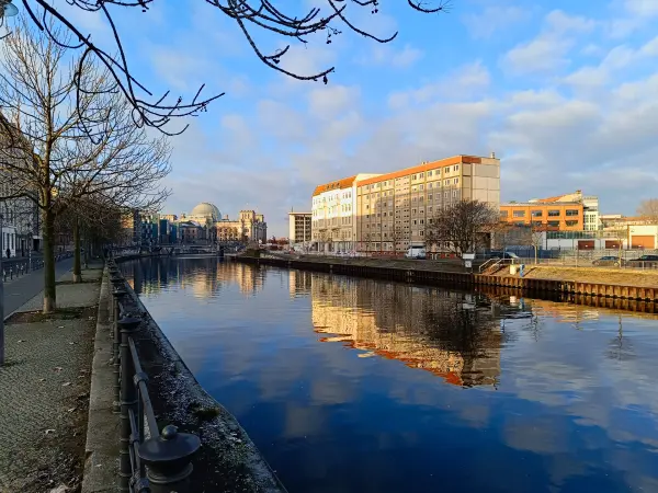 202511220-01 - Reichstagsgebäude und Spree in Mitte, Berlin, Deutschland