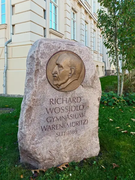 202510180-02 - Richard-Wossidlo-Gymnasium in Waren, Mecklenburgische Seenplatte, Mecklenburg-Vorpommern, Deutschland