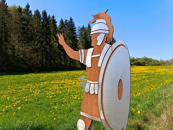 202604220-23 - Römerskulptur bei Vollem, Eifel, Nordrhein-Westfalen, Deutschland