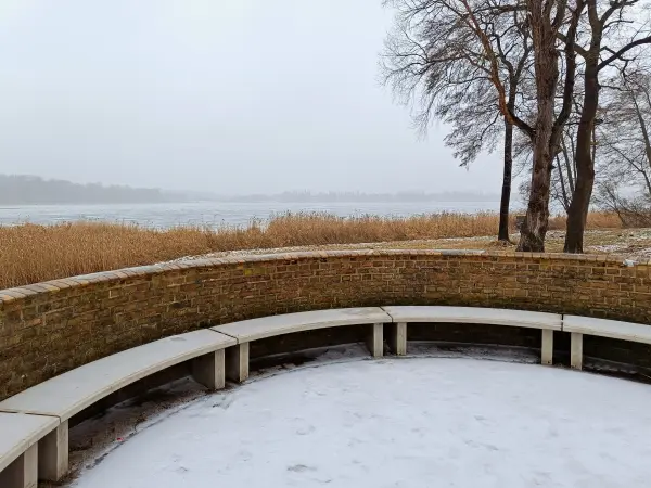 202602070-10 - Römische Bank im Schlosspark Sacrow, Potsdam, Brandenburg, Deutschland