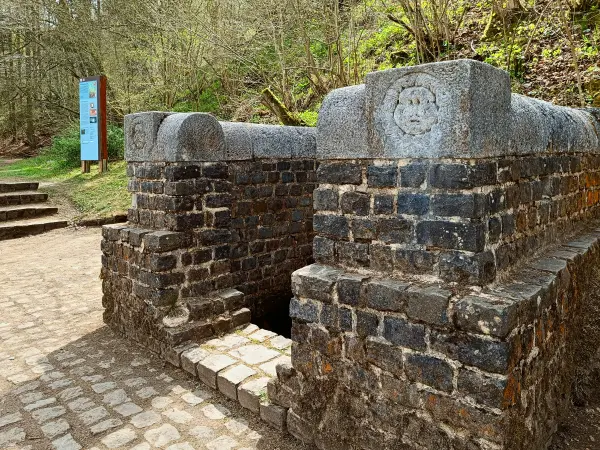 202604270-12 - Römische Brunnenstube »Grüner Pütz« bei Nettersheim, Eifel, Nordrhein-Westfalen, Deutschland