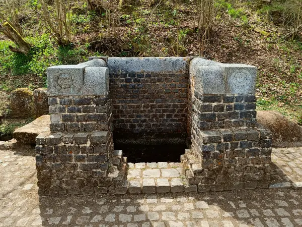 202604270-13 - Römische Brunnenstube »Grüner Pütz« bei Nettersheim, Eifel, Nordrhein-Westfalen, Deutschland