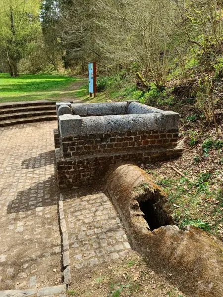 202604270-14 - Römische Brunnenstube »Grüner Pütz« bei Nettersheim, Eifel, Nordrhein-Westfalen, Deutschland
