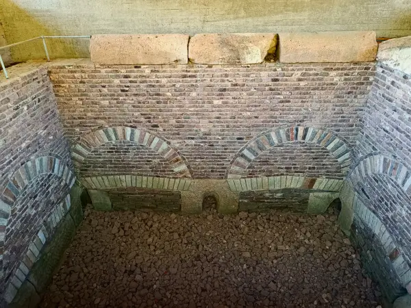 202604220-20 - Römische Brunnenstube Klausbrunnen bei Vollem, Eifel, Nordrhein-Westfalen, Deutschland