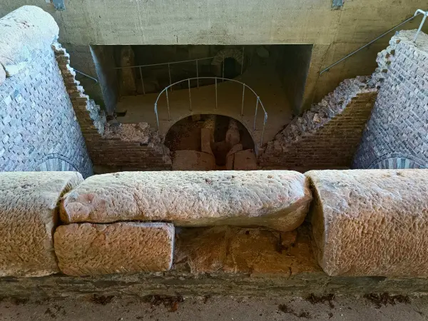 202604220-21 - Römische Brunnenstube Klausbrunnen bei Vollem, Eifel, Nordrhein-Westfalen, Deutschland