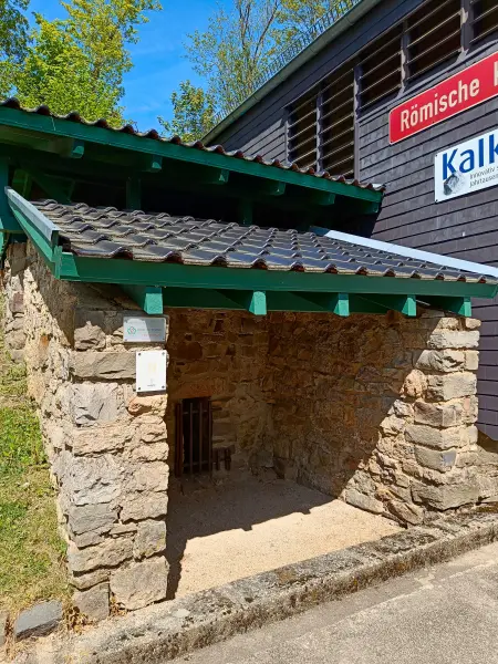 202604240-05 - Römische Kalkbrennerei bei Iversheim, Eifel, Nordrhein-Westfalen, Deutschland