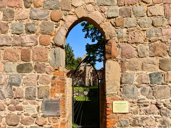 202309040-11 - Ruine im Kloster Lindow, Ruppiner Seenland, Brandenburg, Deutschland