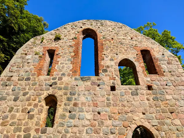 202309040-12 - Ruine im Kloster Lindow, Ruppiner Seenland, Brandenburg, Deutschland