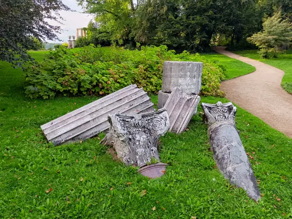 202609120-08 - Säulentrümmer im Schlossgarten Glienicke, Berlin, Deutschland