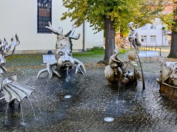202310230-05 - Sagenbrunnen in Lübbenau, Spreewald, Brandenburg, Deutschland
