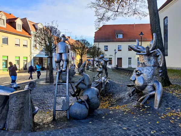 202311040-05 - Sagenbrunnen in Lübbenau, Spreewald, Brandenburg, Deutschland