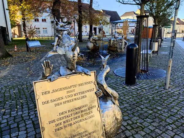 202311040-06 - Sagenbrunnen in Lübbenau, Spreewald, Brandenburg, Deutschland