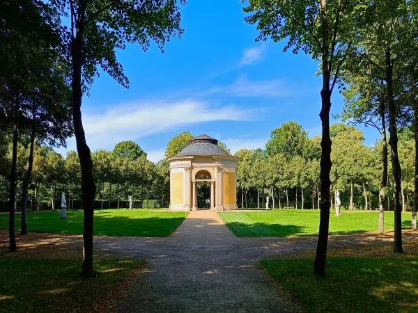 202508110-02 - Salon im Schlosspark Rheinsberg, Ruppiner Seenland, Brandenburg, Deutschland