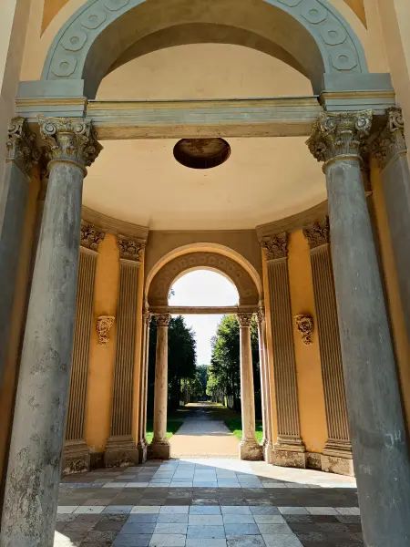 202508110-03 - Salon im Schlosspark Rheinsberg, Ruppiner Seenland, Brandenburg, Deutschland