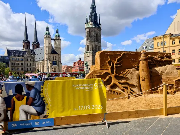 202308090-21 - Sandskulpturen, Marktkirche Unser Lieben Frau und Roter Turm in Halle, Sachsen-Anhalt, Deutschland