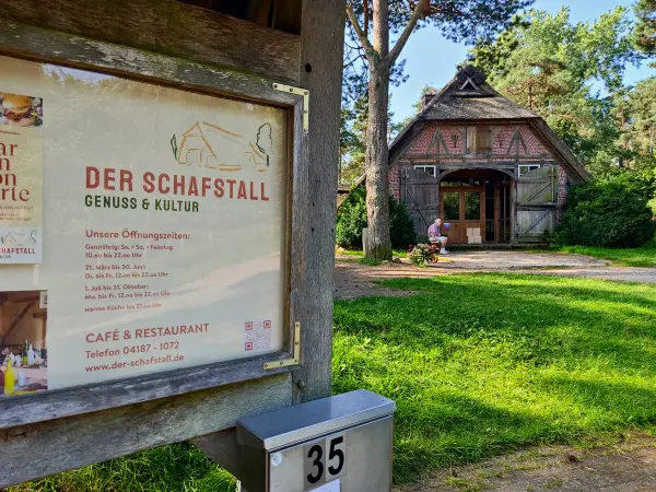 202308240-02 - Schafstall am Büsenbachtal, Lüneburger Heide, Niedersachsen, Deutschland