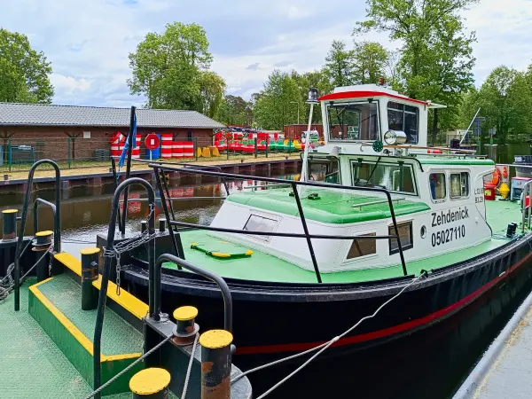 202505170-07 - Schiff an der Schleuse Kummersdorf, Seenland Oder-Spree, Brandenburg, Deutschland