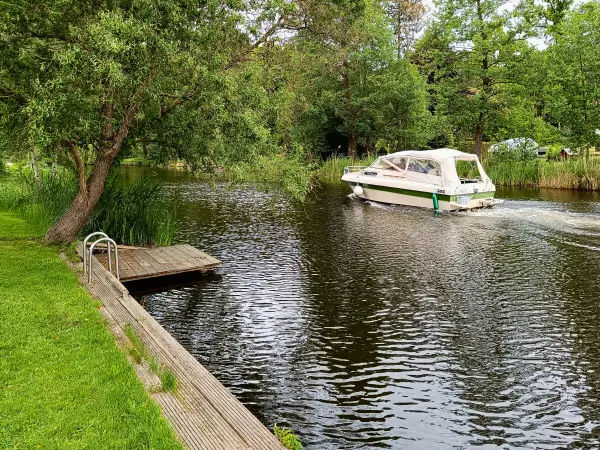 202505170-09 - Schiff auf dem Storkower Kanal bei Kummersdorf, Seenland Oder-Spree, Brandenburg, Deutschland