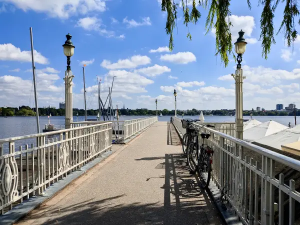 202308200-53 - Schiffsanleger an der Außenalster, Hamburg, Deutschland