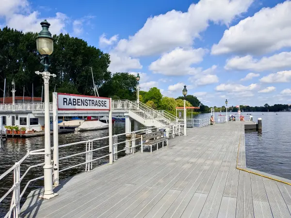 202308200-54 - Schiffsanleger an der Außenalster, Hamburg, Deutschland
