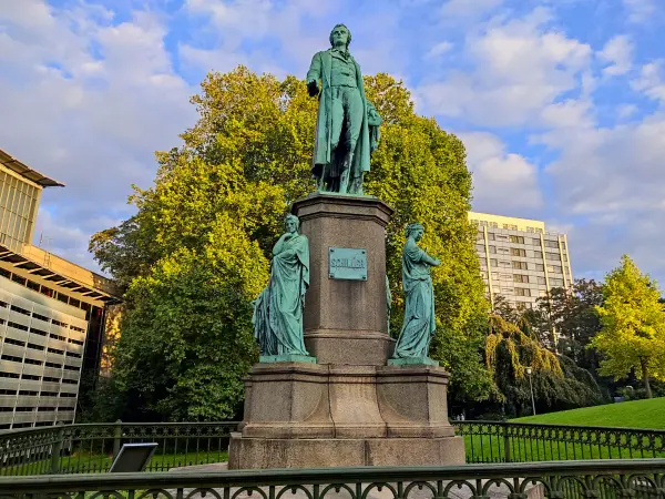 202309220-30 - Schillerdenkmal in der Neustadt, Hamburg, Deutschland