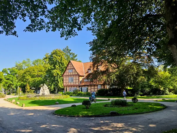 202308181-10 - Schlösschen im Französischen Garten in Celle, Lüneburger Heide, Niedersachsen, Deutschland