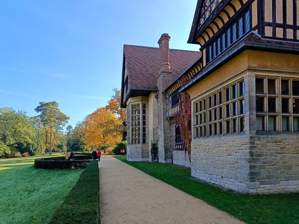 202410260-42 - Schloss Cecilienhof im Neuen Garten, Potsdam, Brandenburg, Deutschland