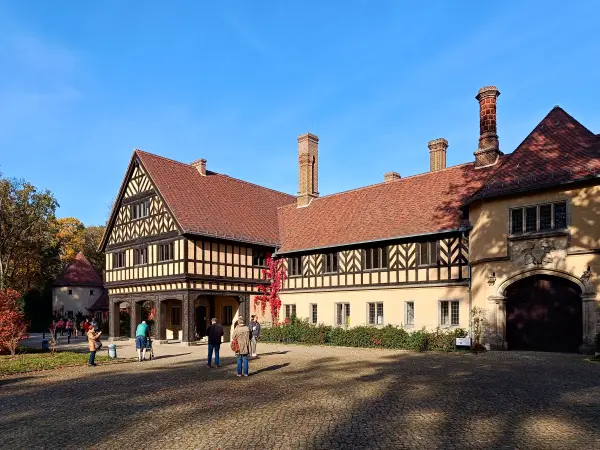202410260-43 - Schloss Cecilienhof im Neuen Garten, Potsdam, Brandenburg, Deutschland
