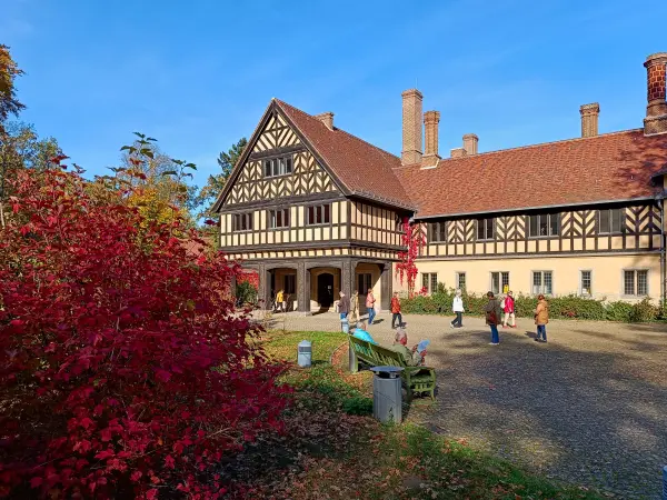 202410260-44 - Schloss Cecilienhof im Neuen Garten, Potsdam, Brandenburg, Deutschland