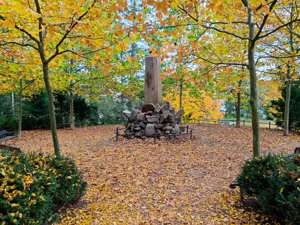 202311020-24 - Schöpferdenkmal im Lennépark in Frankfurt (Oder), Seenland Oder-Spree, Brandenburg, Deutschland