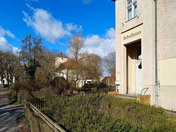 202604060-02 - Schulhaus und Dorfkirche in Alt-Lübars, Berlin, Deutschland