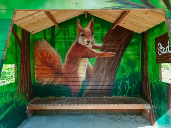 202604210-14 - Schutzhütte mit Eichhörnchen im Stadtwald Hagen, Ruhrgebiet, Nordrhein-Westfalen, Deutschland