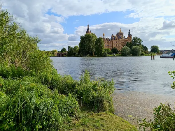 202507030-31 - Schweriner Schloss im Schweriner See bei Schwerin, Mecklenburgische Seenplatte, Mecklenburg-Vorpommern, Deutschland