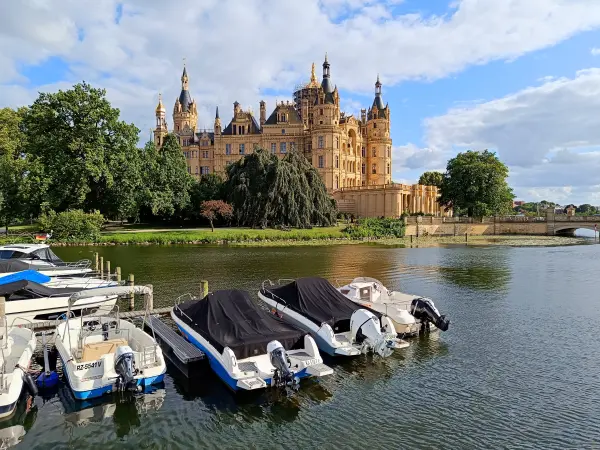 202507030-32 - Schweriner Schloss im Schweriner See bei Schwerin, Mecklenburgische Seenplatte, Mecklenburg-Vorpommern, Deutschland