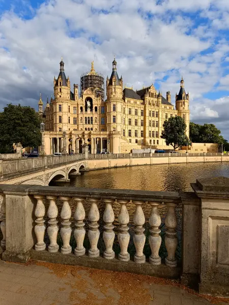 202507030-34 - Schweriner Schloss im Schweriner See bei Schwerin, Mecklenburgische Seenplatte, Mecklenburg-Vorpommern, Deutschland