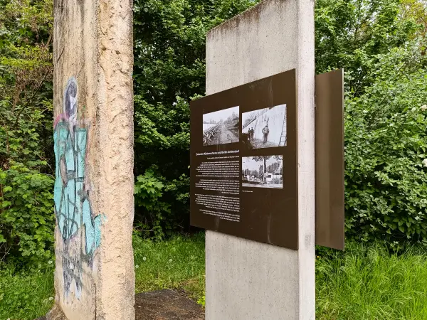 202605120-08 - Segment der Berliner Mauer an der Stammbahn, Berlin, Deutschland