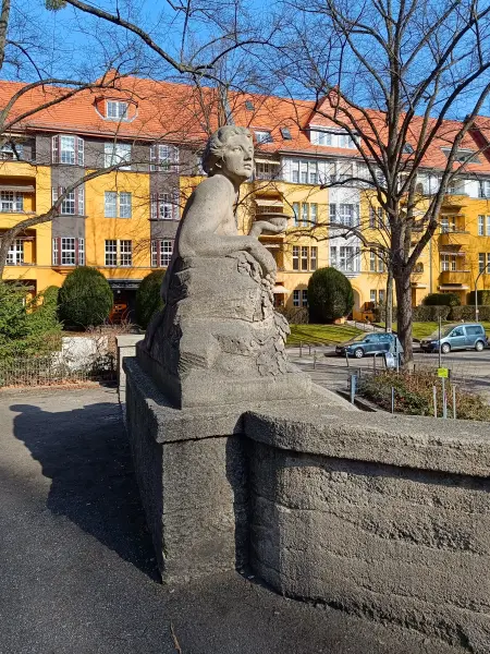 202603070-19 - Siegfriedbrunnen am Rüdesheimer Platz, Berlin, Deutschland