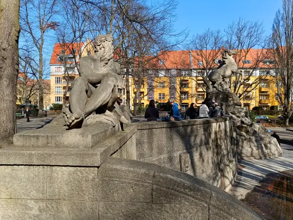 202603070-20 - Siegfriedbrunnen am Rüdesheimer Platz, Berlin, Deutschland