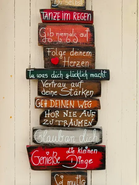 202508260-10 - Sinnsprüche am Dörpladen in Alt Schwerin, Mecklenburgische Seenplatte, Mecklenburg-Vorpommern, Deutschland