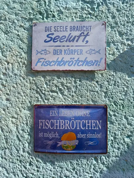 202508260-39 - Sinnsprüche an der Fischerei in Wendorf bei Alt Schwerin, Mecklenburgische Seenplatte, Mecklenburg-Vorpommern, Deutschland