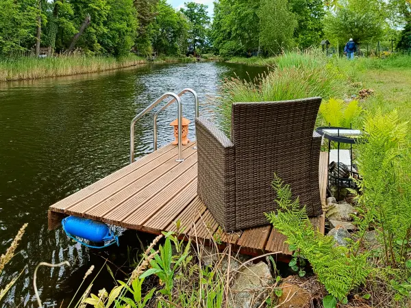 202505170-11 - Sitzplatz am Storkower Kanal bei Kummersdorf, Seenland Oder-Spree, Brandenburg, Deutschland