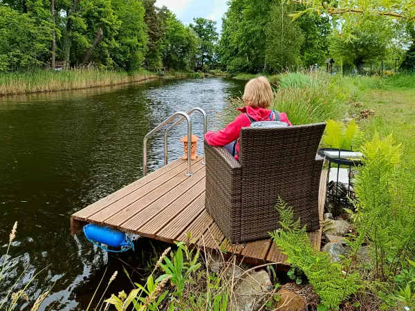 202505170-12 - Sitzplatz am Storkower Kanal bei Kummersdorf, Seenland Oder-Spree, Brandenburg, Deutschland