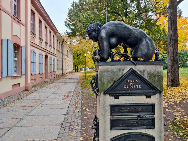 202311020-43 - Skulptur am Haus der Künste in Frankfurt (Oder), Seenland Oder-Spree, Brandenburg, Deutschland
