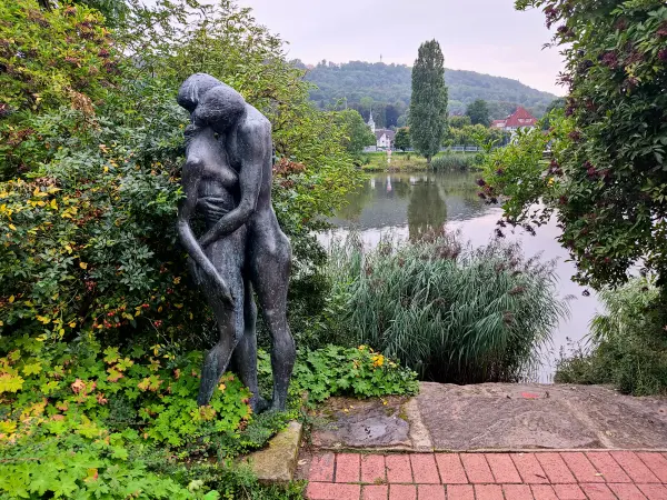 202308151-09 - Skulptur an der Weser bei Hameln, Weserbergland, Niedersachsen, Deutschland