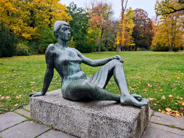 202311020-41 - Skulptur im Lennépark in Frankfurt (Oder), Seenland Oder-Spree, Brandenburg, Deutschland