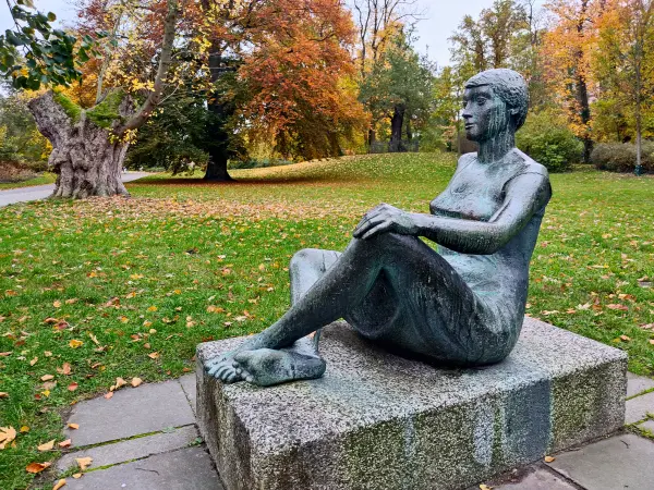 202311020-42 - Skulptur im Lennépark in Frankfurt (Oder), Seenland Oder-Spree, Brandenburg, Deutschland