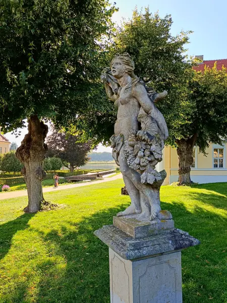 202508110-36 - Skulptur im Schlosspark Rheinsberg, Ruppiner Seenland, Brandenburg, Deutschland