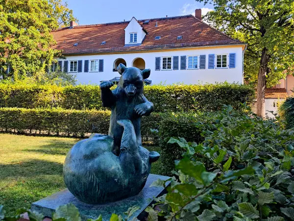 202310080-14 - Skulptur in der Siedlung Siemensstadt in Siemensstadt, Berlin, Deutschland